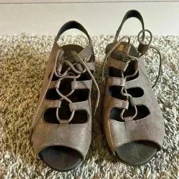 Munro heels with tie laces. Size 9ww. In great condition open toe sling back - Picture 1 of 4
